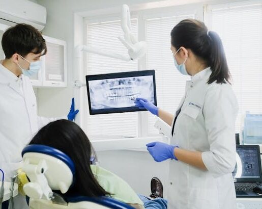 paciente mulher na cadeira, olhando para a televisão acompanhando o tratamento odontológico digital